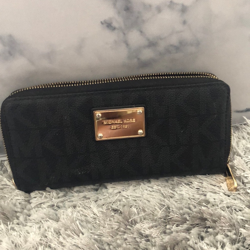 Michael Kors zippered black wallet
